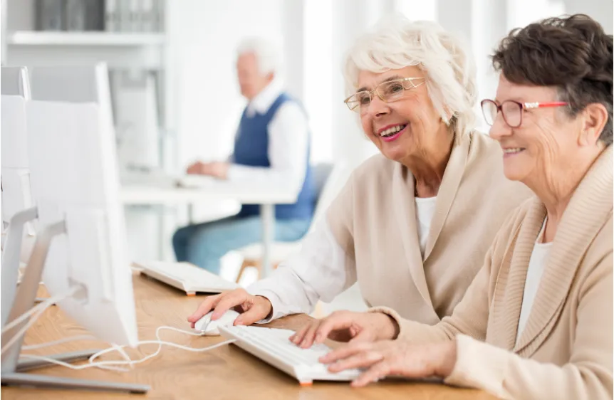 Femmes âgées naviguant sur le web