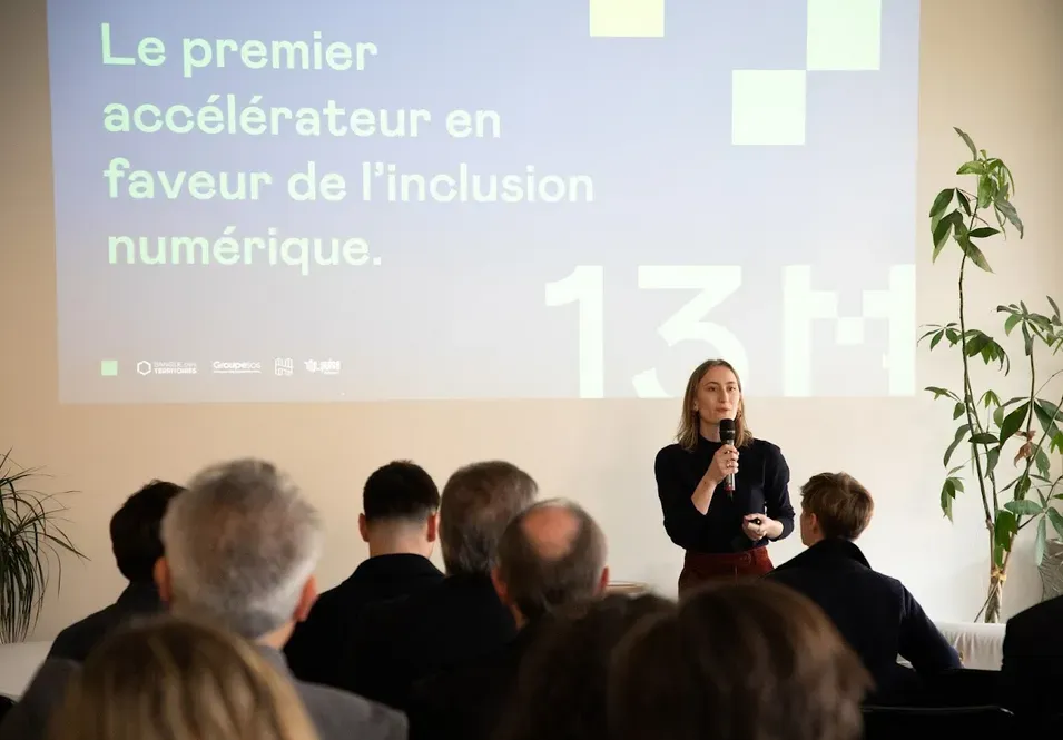 Marianne BEAUFILS,  chargée de projets et d’investissement “inclusion numérique" de la Banque des territoires  présentant le programme 13M lors de la soirée d'inauguration du 29 mars 2023 à Paris