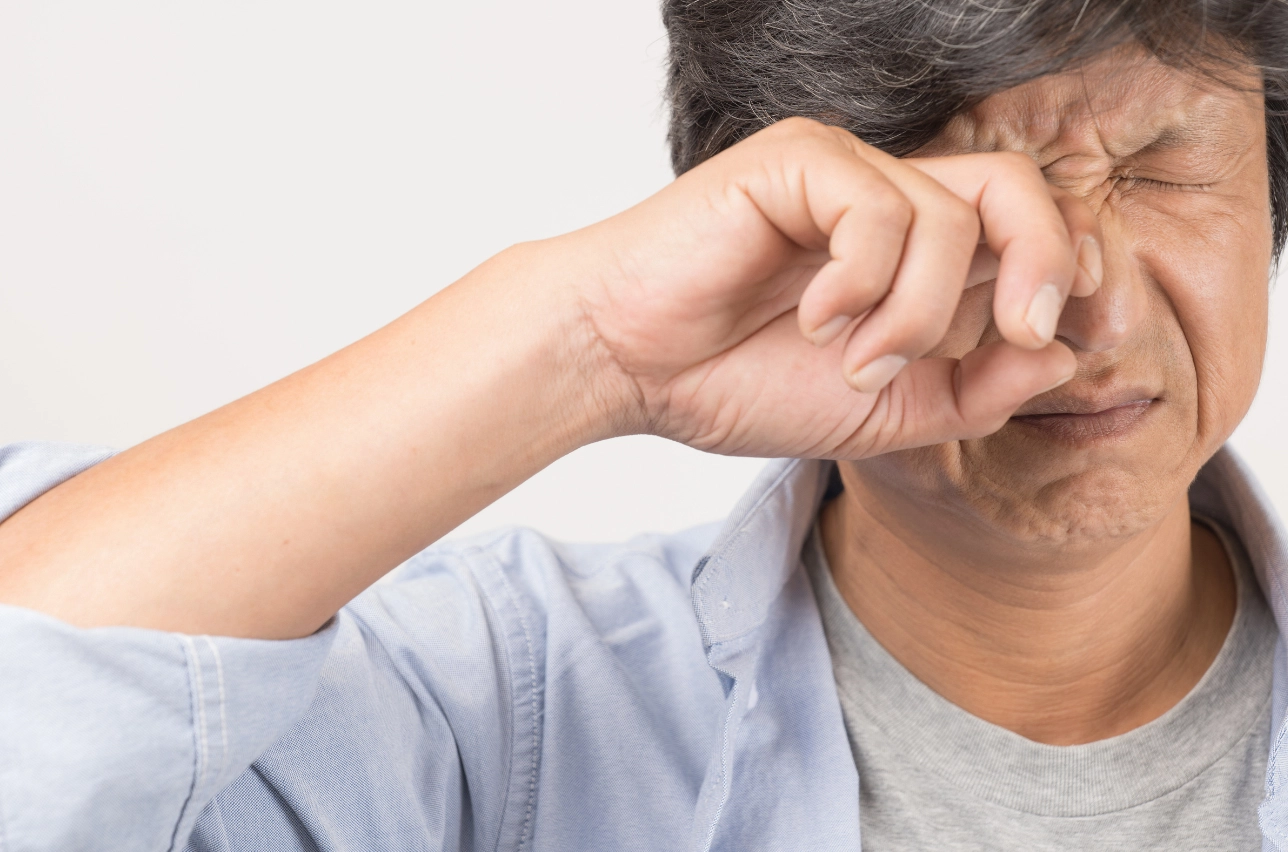 Homme ressentant de la fatigue oculaire 